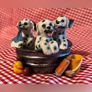 Youngs Dalmatian figurine, 3 puppies in bathtub